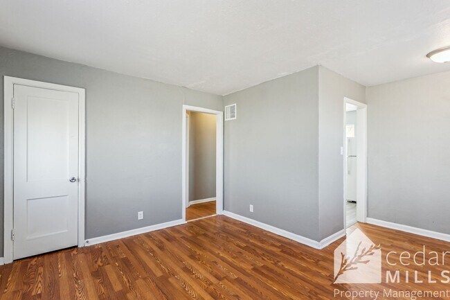 Building Photo - 1703 E Looman St