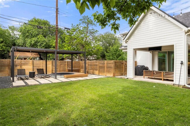 Building Photo - 1129 Henninger St