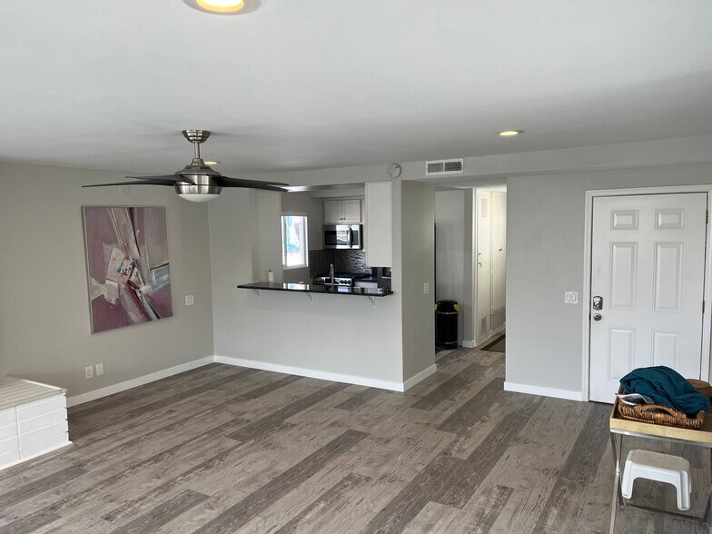 Building Photo - 208 30th St