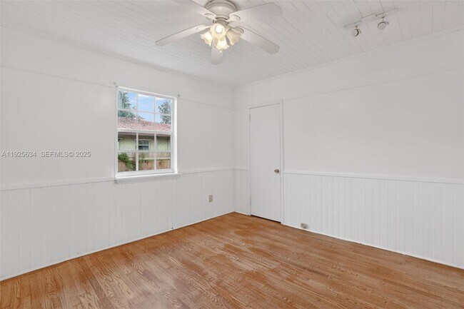 Building Photo - 321 NE 169th St