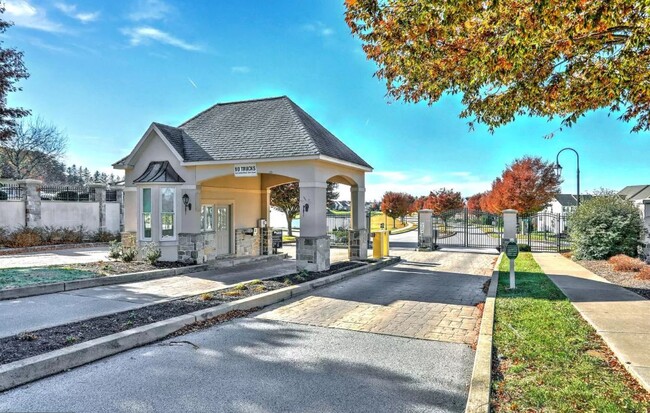 Gated Entrance - 975 Brechin Ln