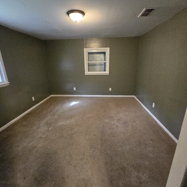 Building Photo - Great Craftsman style home with large private yard that's partially fenced.