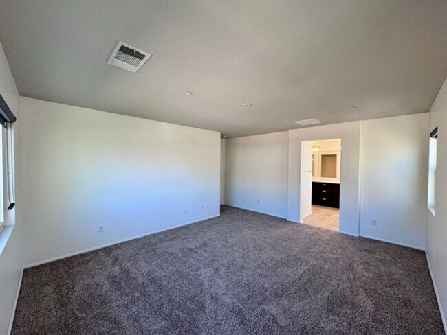 Building Photo - MOVE IN SPECIAL!! Move in on or before Oct...