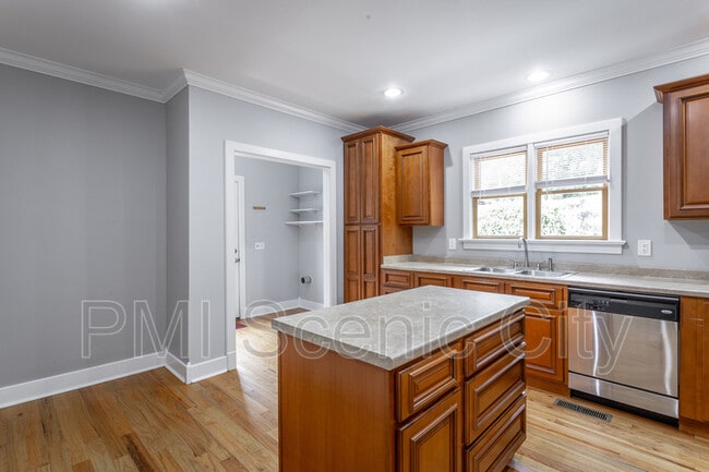Building Photo - 513 Lytle St