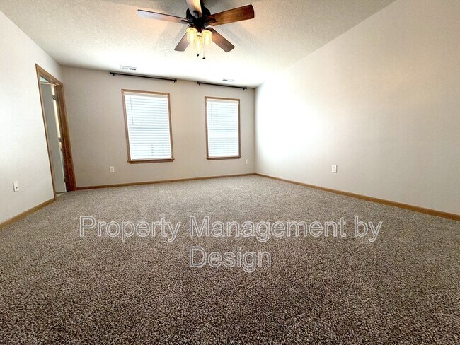 Building Photo - 1005 NE Kamies Ln