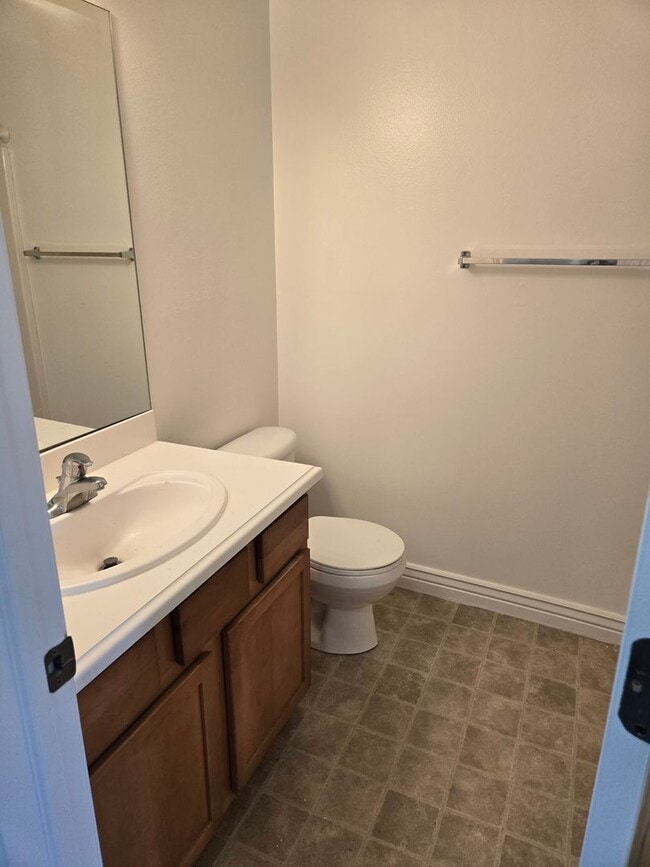 Building Photo - Beautiful 4 Bed, 2.5 Bath Townhome in Prim...