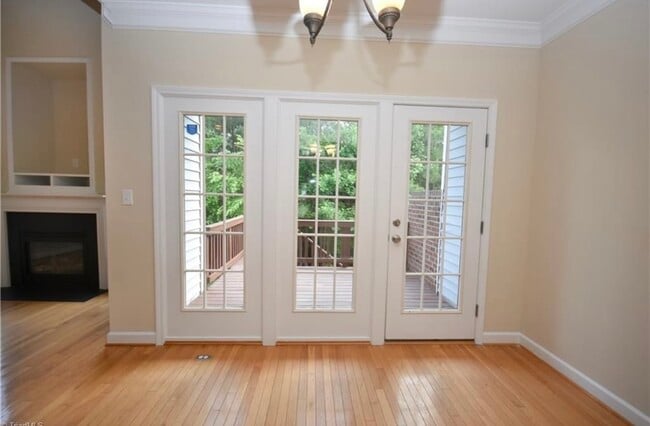 Building Photo - 844 Saratoga Dr