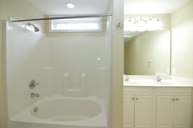 Building Photo - Great 3 bed + bonus house in Aberdeen