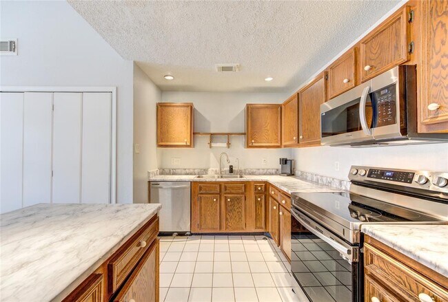 Building Photo - 23419 Summer Pine Dr
