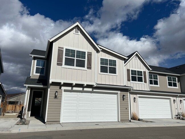 Building Photo - Modern 4/2.5 Townhome in Minden