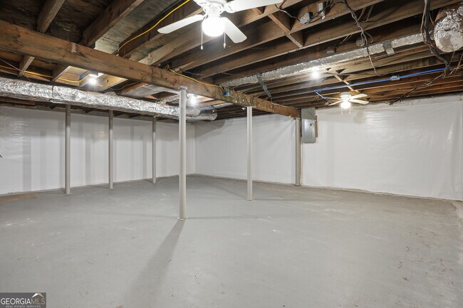 Building Photo - 2419 Greenway Dr