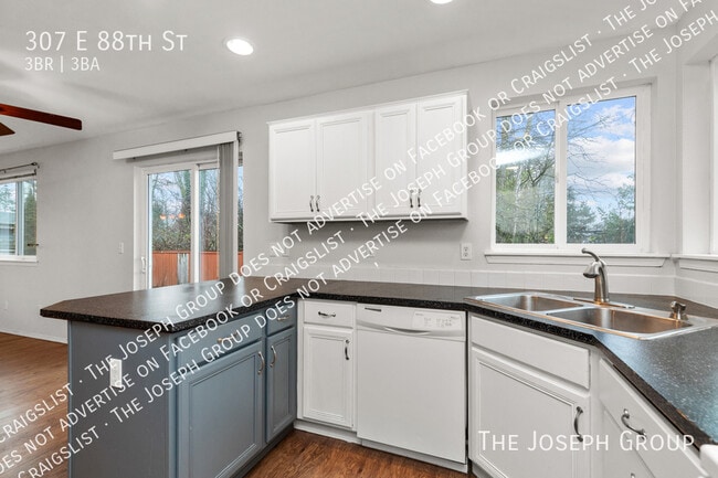 Building Photo - 307 E 88th St