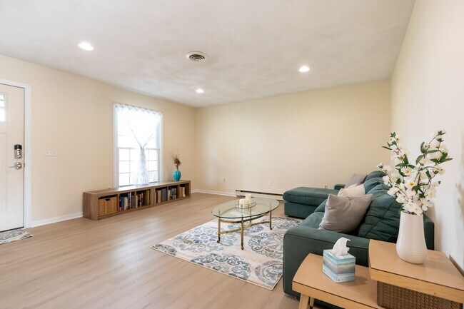 Building Photo - Spacious Ranch Close to Campus