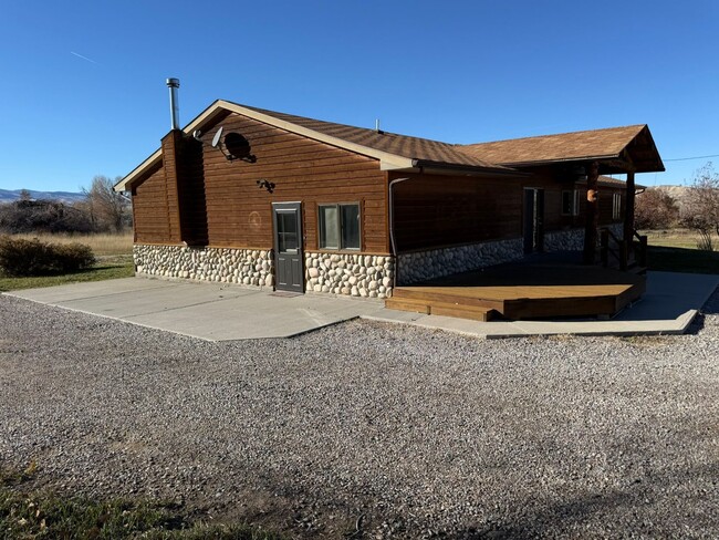 Building Photo - 3 Bed 2 Bath Large Semi-Rural Modern Beautiful Home
