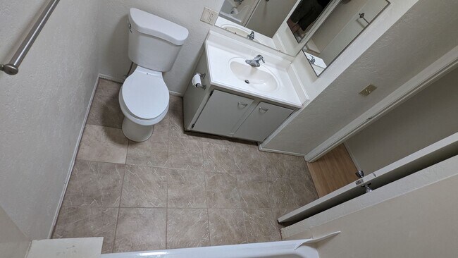 Building Photo - Beautiful Townhouse - 3 bed & 2 bath in Gr...