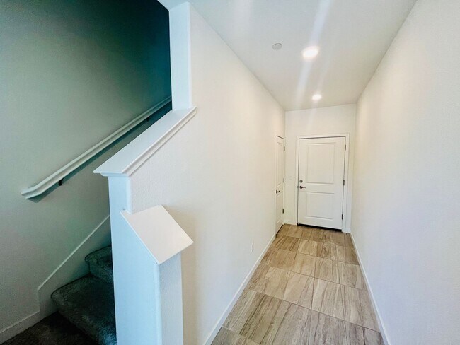 Building Photo - Vibrant 3 BED + 2.5 BA Milpitas Townhouse. Stainless Steel Appliances. Great Location.