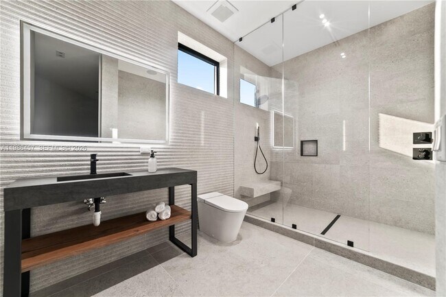 Building Photo - 493 Holiday Dr