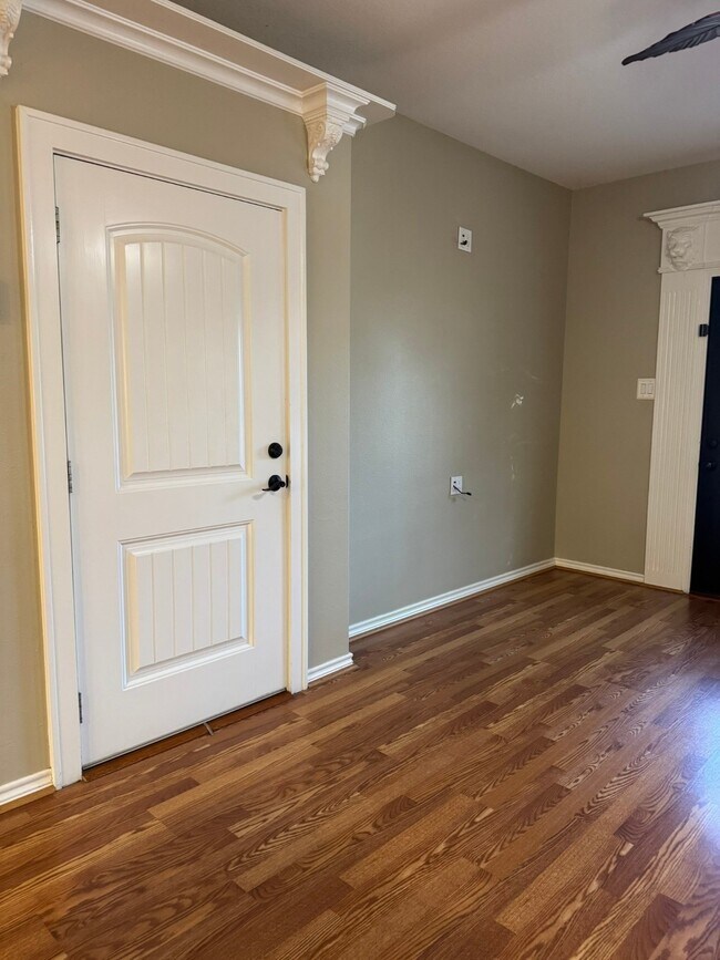 Building Photo - 34534 Lake Side Dr