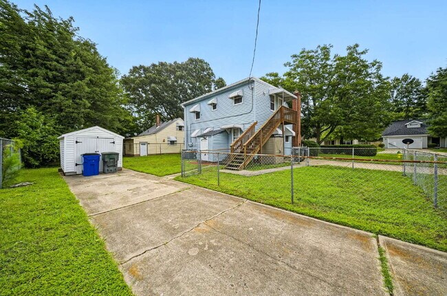 Building Photo - Updated 2-bedroom 1 bath with fenced in yard-PETS allowed-Norfolk