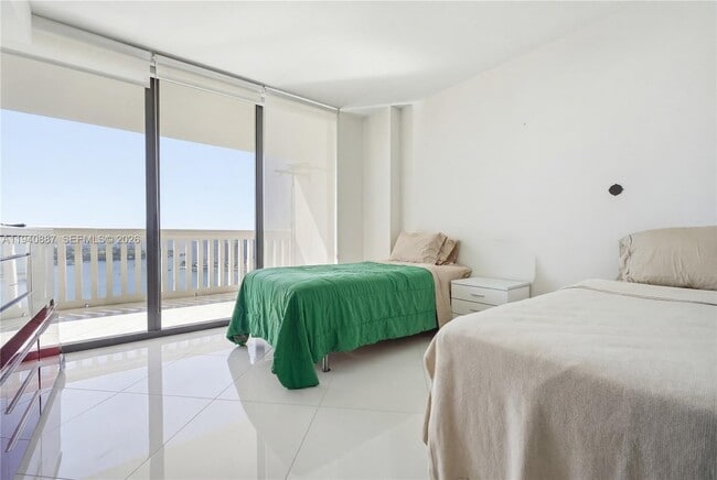 Building Photo - 1000 W Island Blvd