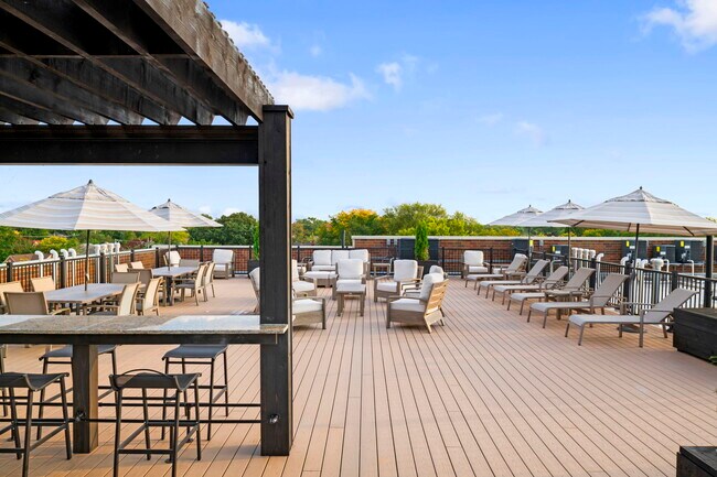 Building Photo - 1610 N Normandy Ave