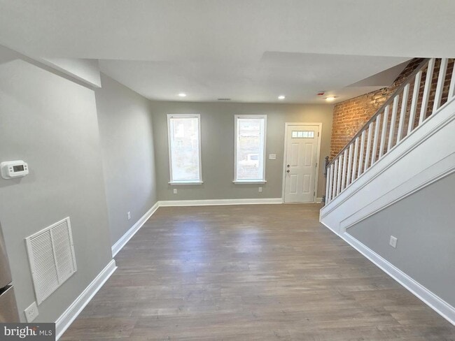 Primary Photo - 3169 Ravenwood Ave