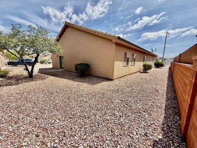 Building Photo - Spacious & Sunny Home in Quiet Hurricane N...