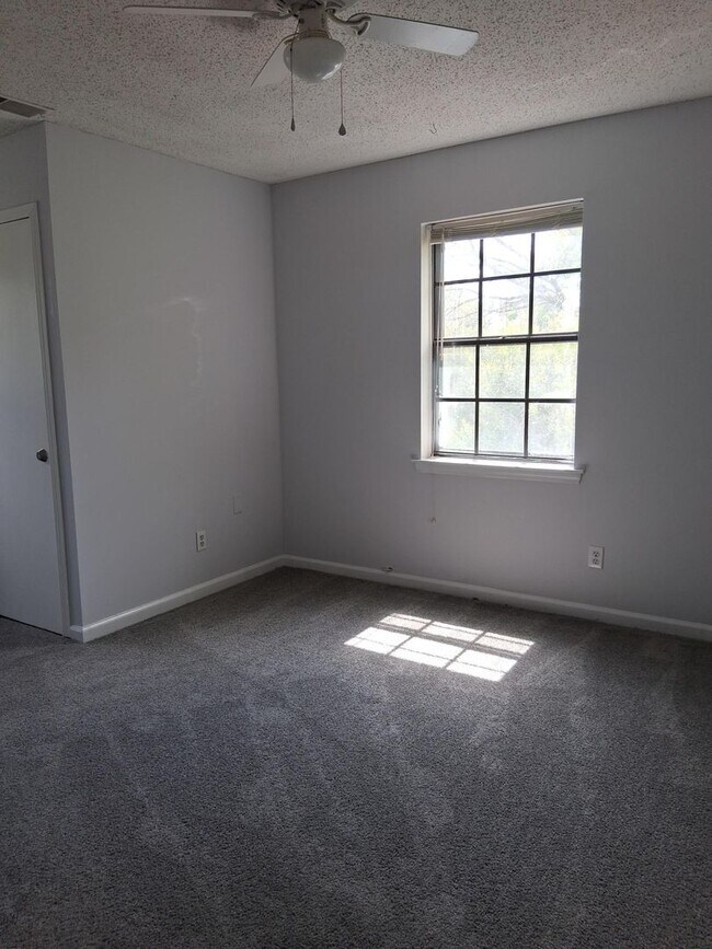 Building Photo - Alabaster