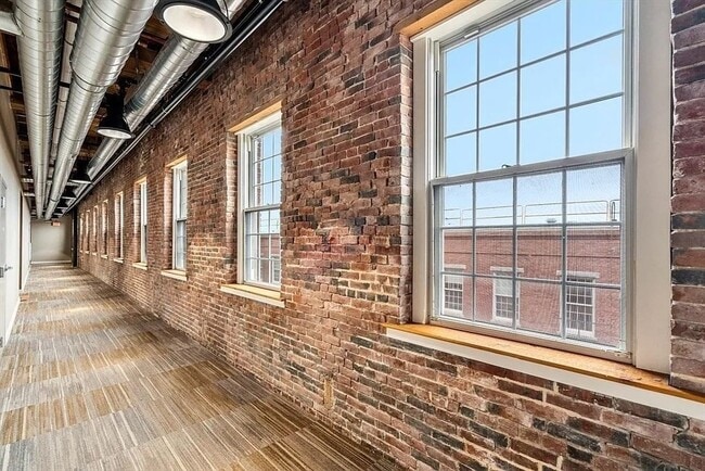 Building Photo - 130 John St