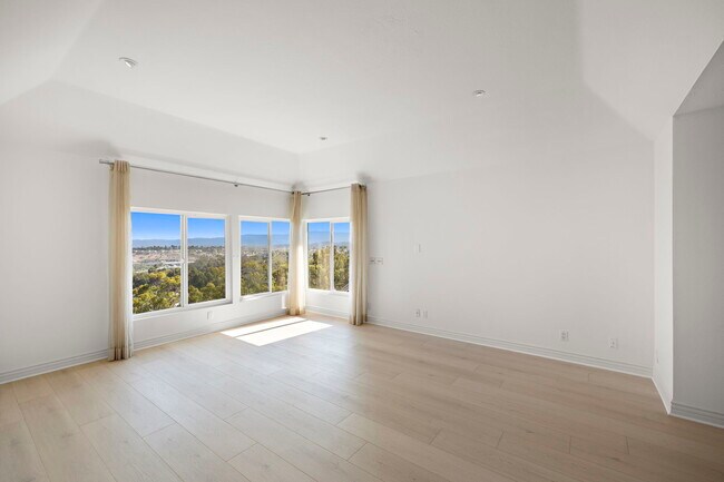 Building Photo - 31 St Tropez