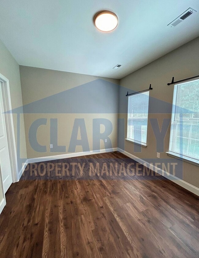 Building Photo - Two-bedroom Townhome!