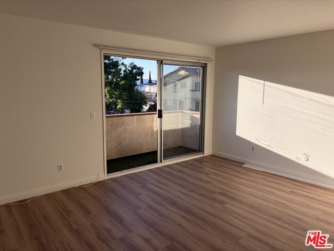 Building Photo - 5827 Tujunga Ave