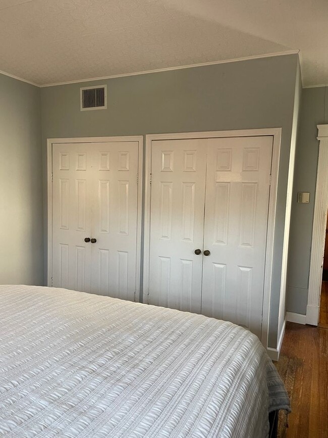 Building Photo - HYDE PARK SINGLE FAMILY HOME WITH OFF-STREET PARKING AND PATIO