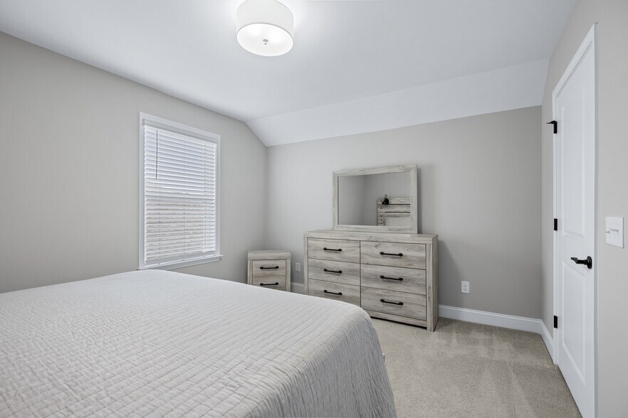 Building Photo - 686 Destiny Dr