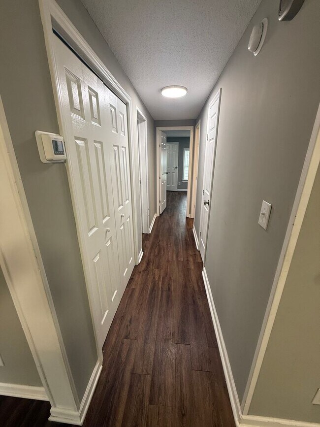 Building Photo - **Renovated**2 bed 2 bath home