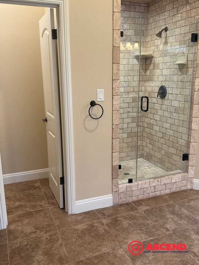 Building Photo - Stunning 4 bedroom + office in Seven Oaks!