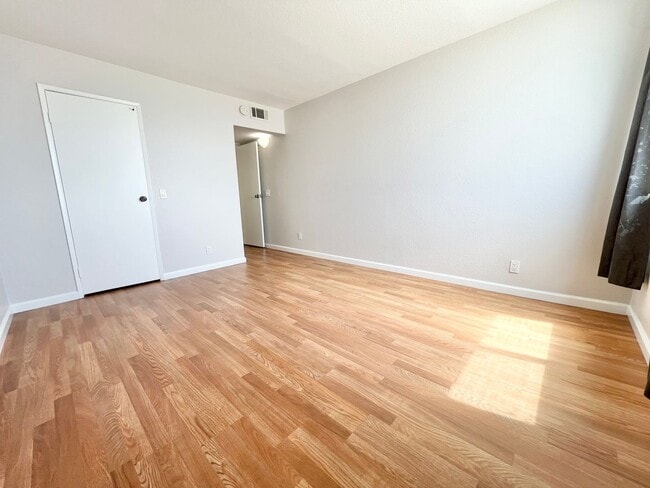 Building Photo - Oceanfront Top-Floor Condo – 1 Bed, 1 Bath...