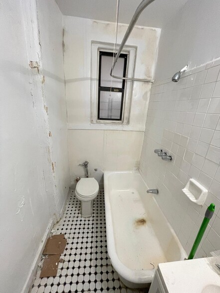 Building Photo - 142 W 238th St