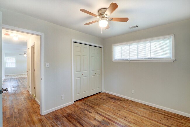 Building Photo - Nice Three Bedroom Single Family - Fenced ...