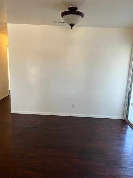 Building Photo - 8531 Jacaranda Ave