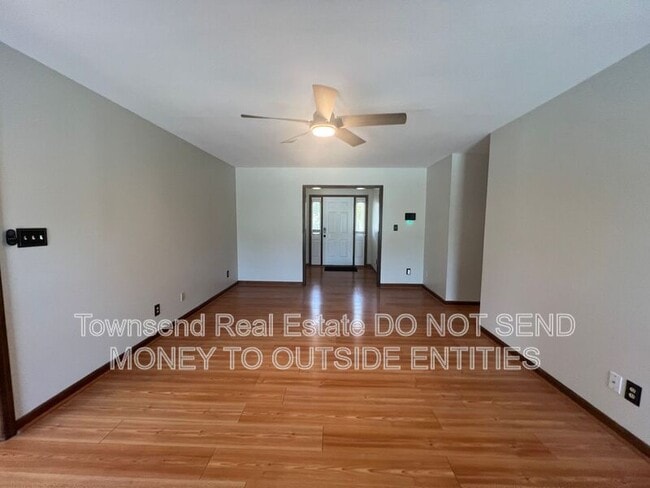 Building Photo - 6149 Lakeway Dr