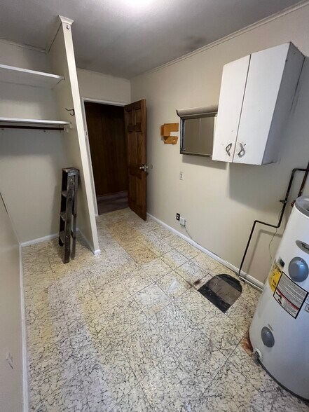 Utility room - 571 N Mitchner Ave