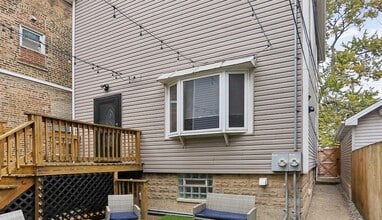 Building Photo - 3227 S Wells St