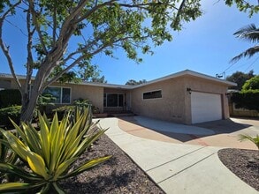 Building Photo - 5BD/3BA on Adobe Dr!!