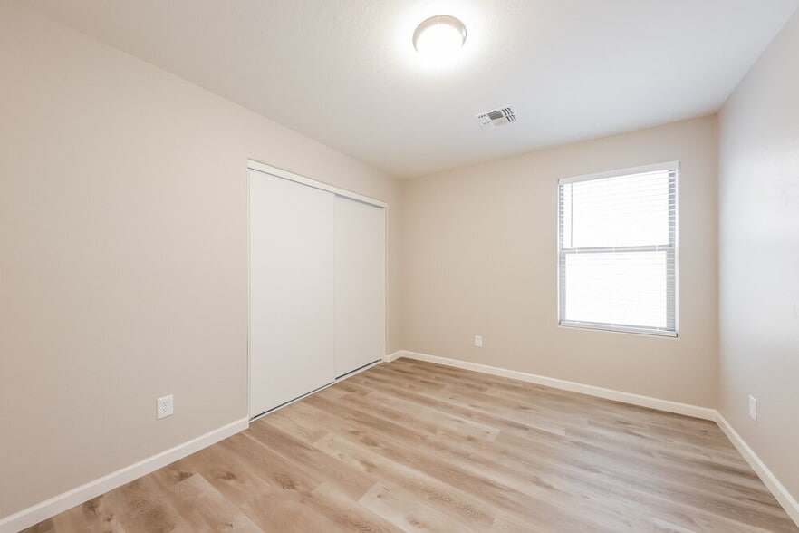 Building Photo - 9021 W Bluefield Ave