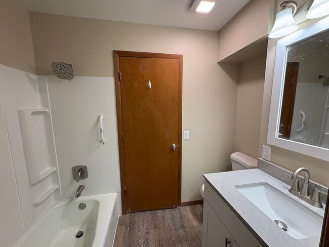 Building Photo - Available May 6th! Remodeled 1 bedroom unit