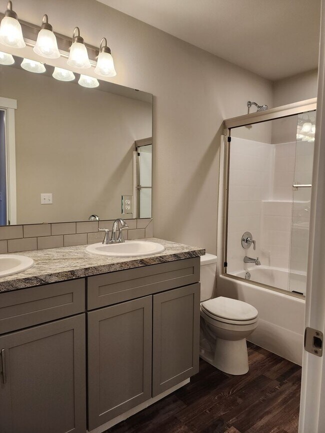 Building Photo - 15603 View Dr Ct SE