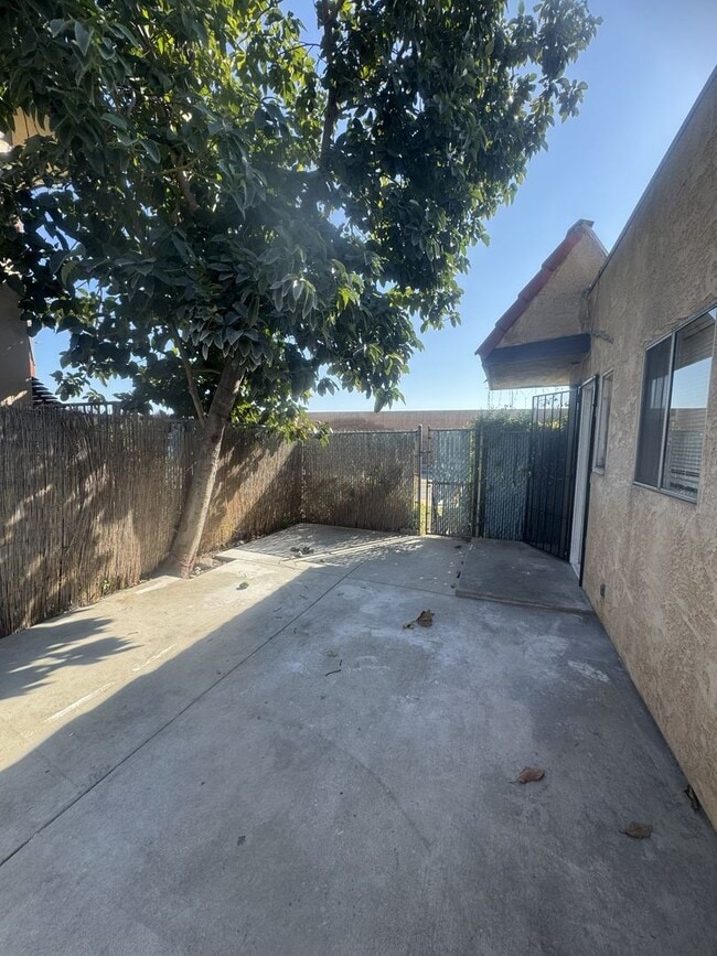 Building Photo - 2433 E Garvey Ave N