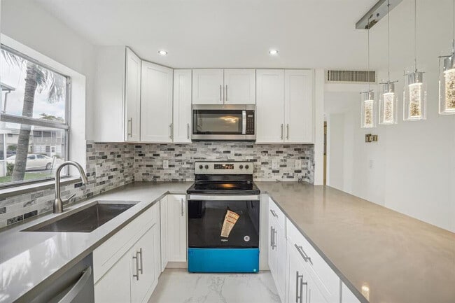 Building Photo - 100 Monaco Ct