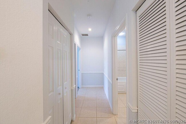 Building Photo - 1864 S Dovetail Dr